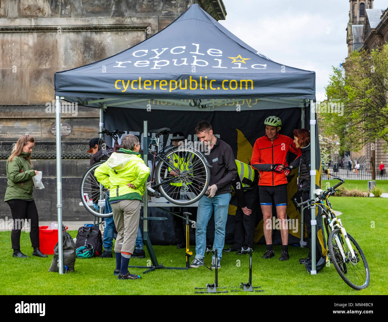 Quiosco en St Andrews Square organizado por la policía de Escocia para los ciclistas que han añadido a las marcas de seguridad para evitar el robo de bicicletas, Edinburghl,Escocia Foto de stock