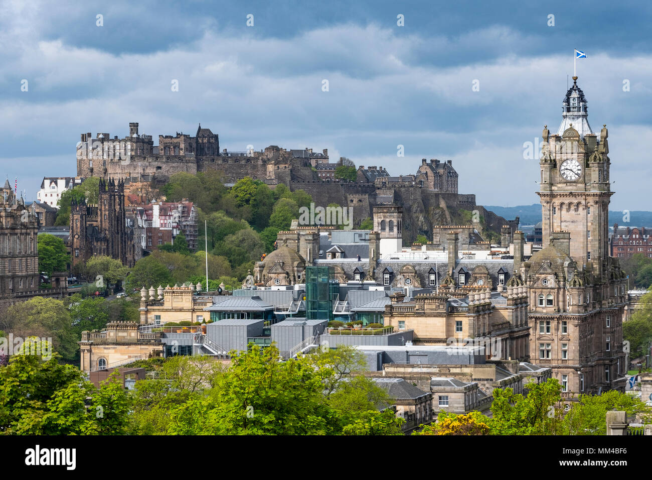 Vistas del castillo de Edimburgo y clocktower de Balmoral Hotel en Edimburgo, Escocia, Reino Unido Foto de stock