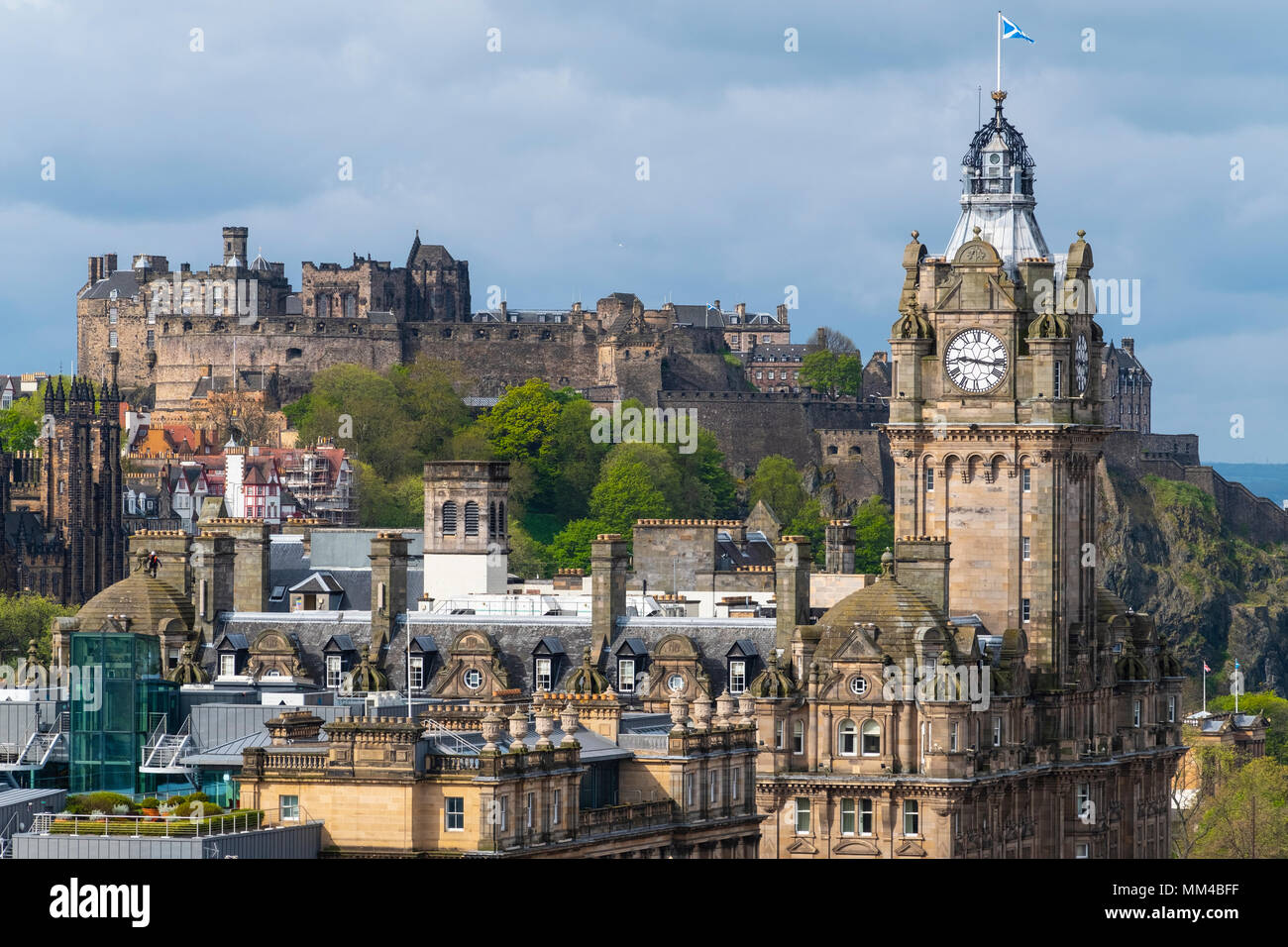 Vistas del castillo de Edimburgo y clocktower de Balmoral Hotel en Edimburgo, Escocia, Reino Unido Foto de stock