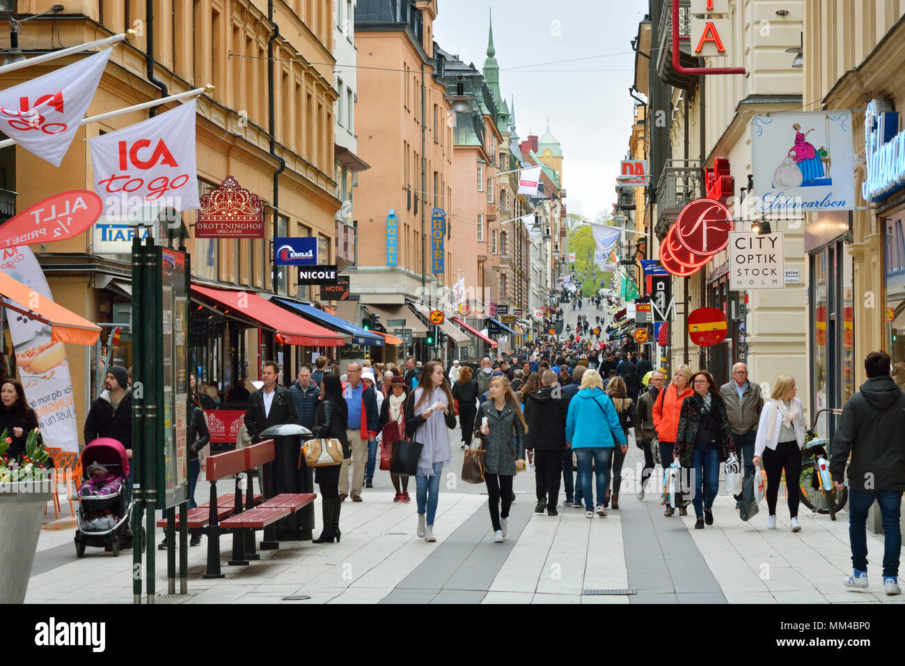La calle comercial peatonal en el barrio Hotorget. Estocolmo, Suecia Foto de stock