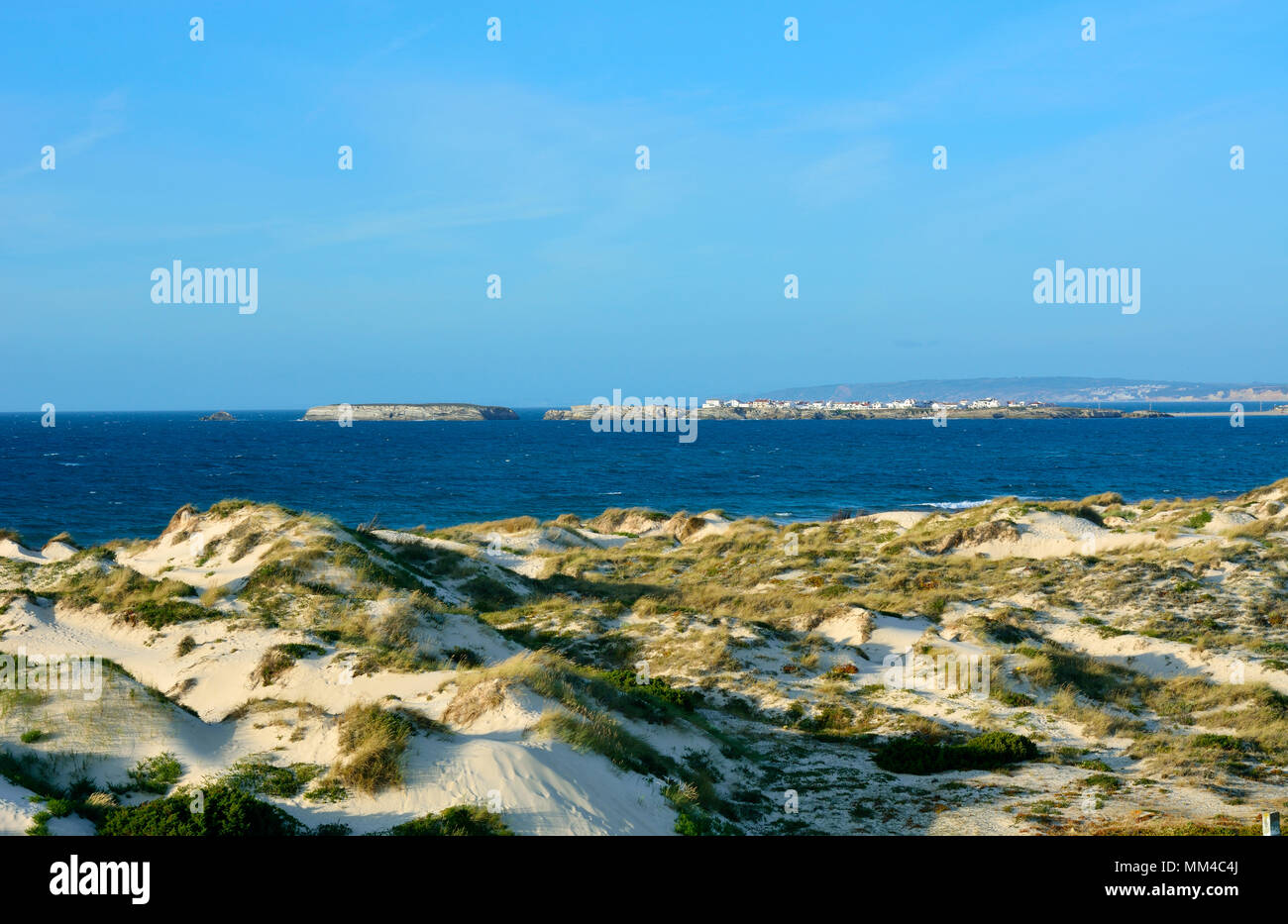 La playa dunas en Peniche. En el horizonte podemos ver la isla de Baleal, sobre la costa atlántica de Portugal Foto de stock
