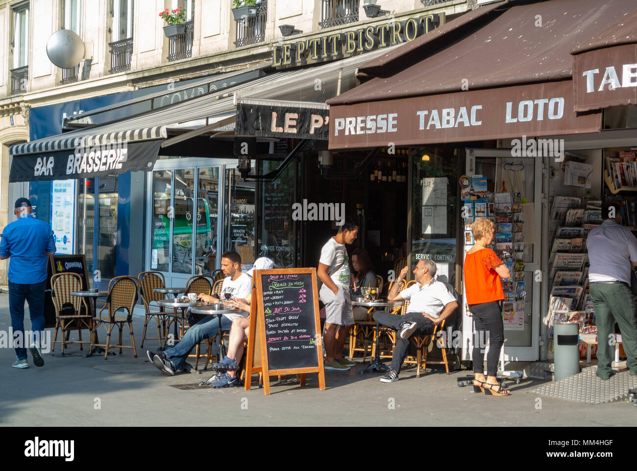 La gente en la terraza de un café en la calle, París, Francia Foto de stock