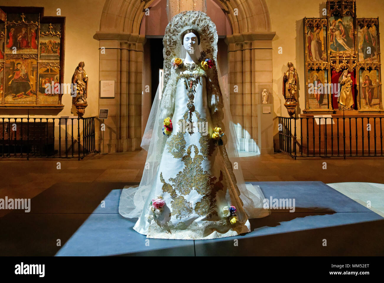 Un vestido de novia diseñado por Christian Lacroix está en 'cuerpos  celestes: la moda y la imaginación Católica" en el Metropolitan Museum of  Art, NY Fotografía de stock - Alamy