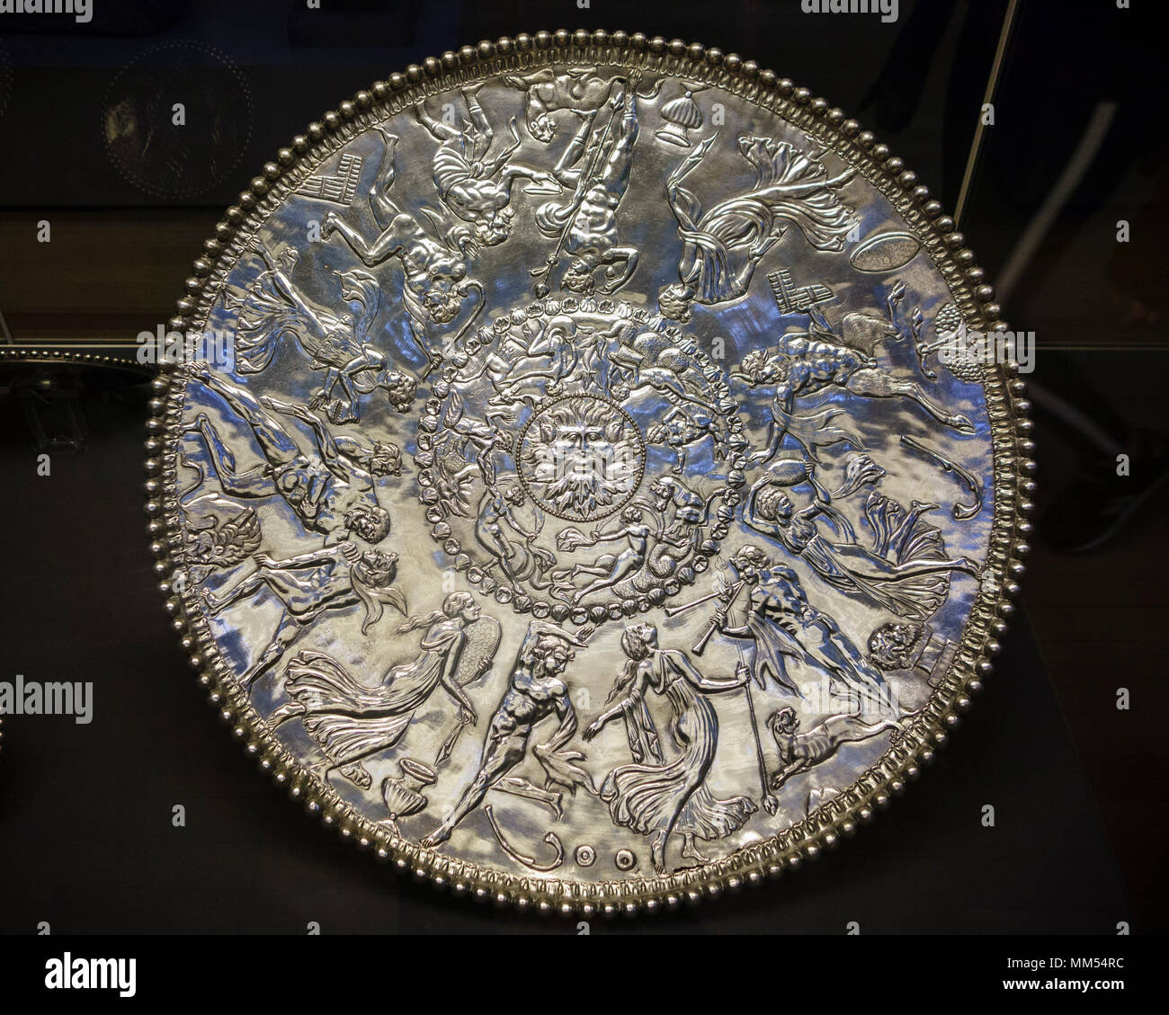 Londres. Inglaterra. Museo Británico. La Mildenhall gran plato, aka Neptuno o Oceanus plato, es un siglo IV D.C. Báquica Romana bandeja de plata, y es el Foto de stock
