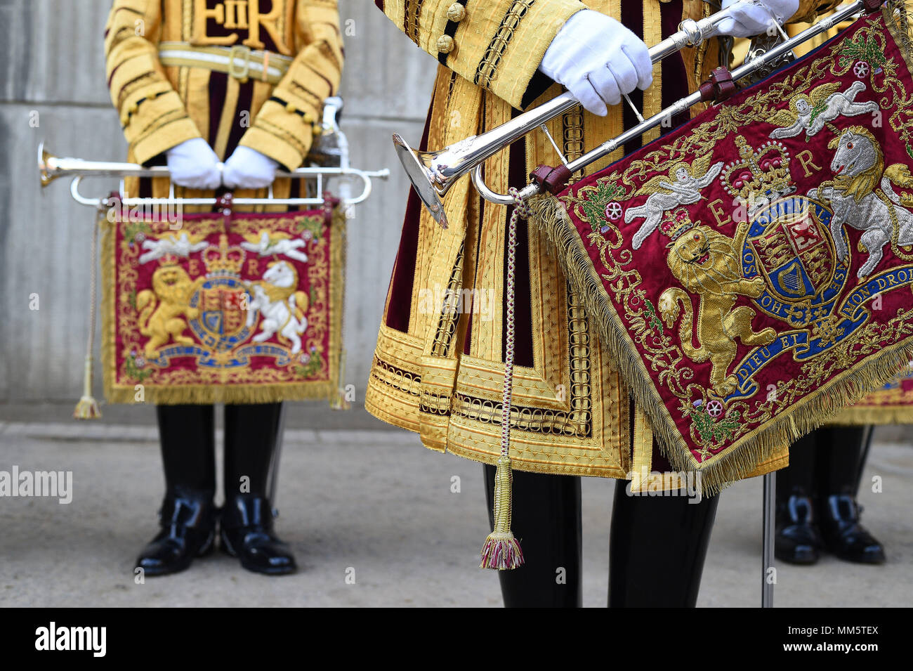 Detalle de estado trompetistas uniformes en el Regimiento Square durante una instalación para ver la Real Caballería Montada los preparativos para la próxima boda real en Hyde Park, Londres. Foto de stock