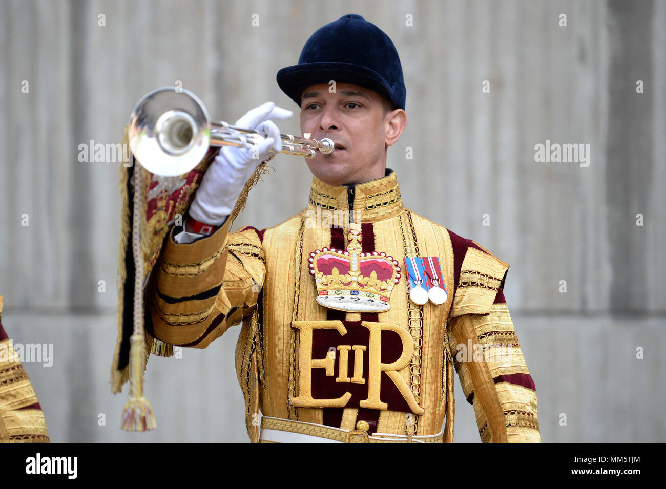 Estado trompetistas juegan en la Plaza de regimiento durante una instalación para ver la Real Caballería Montada los preparativos para la próxima boda real en Hyde Park, Londres. Foto de stock