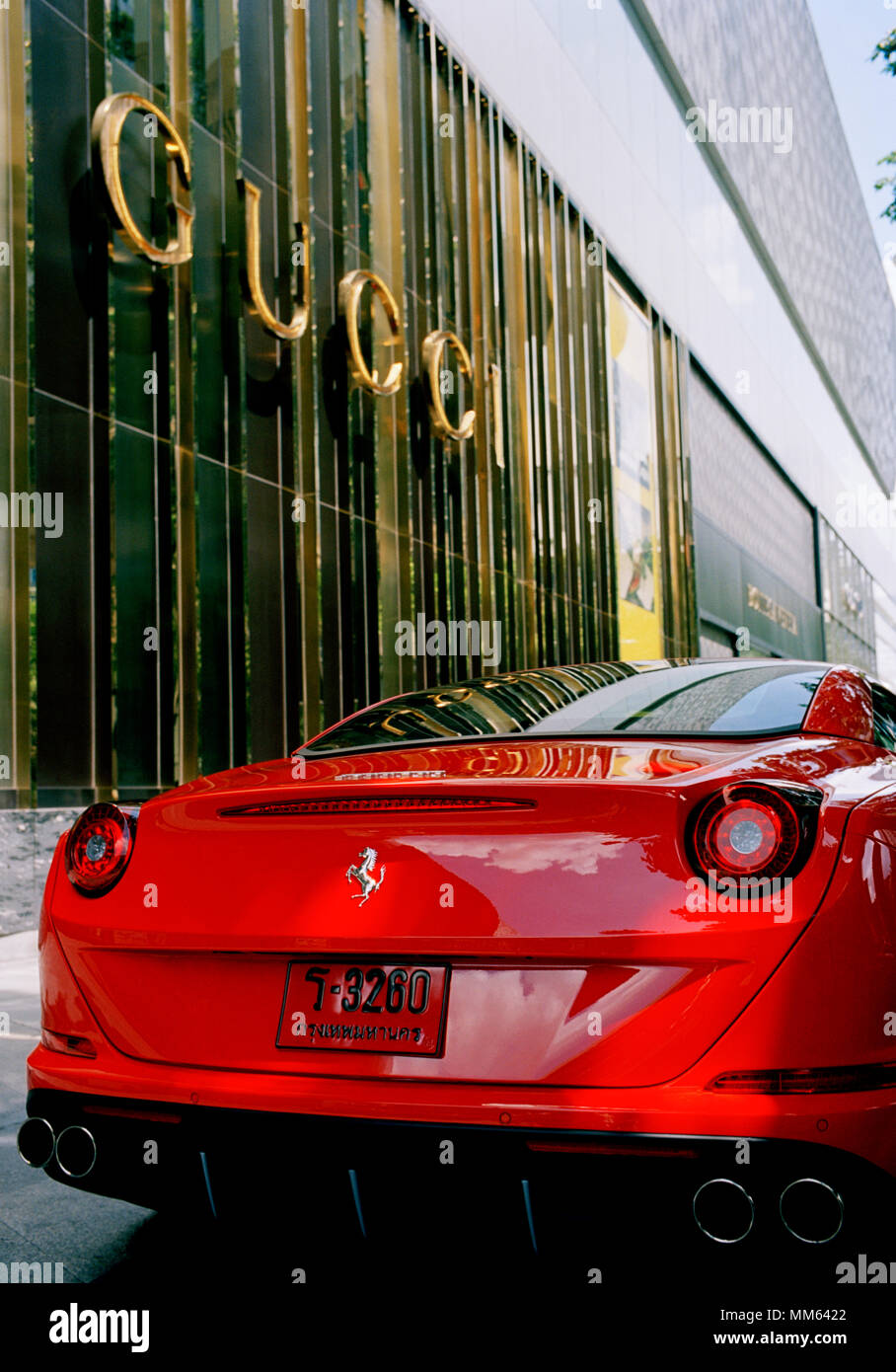 Transporte - clásico súper coche - Ferrari en la calle Sukhumvit de Bangkok en Tailandia en el sudeste de Asia, el Lejano Oriente. Gucci riqueza dinero ricos ricos Lifestyle Foto de stock