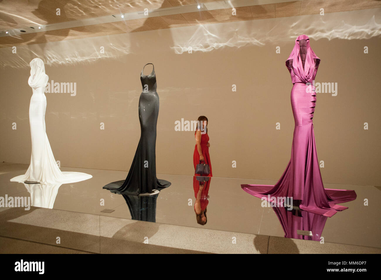 Los vestidos por el diseñador tunecino Azzedine Alaia vaya en exposición en  el Museo del Diseño, Kensington, en una exposición denominada 'Azzedine  Alaia: El Costurero' Fotografía de stock - Alamy