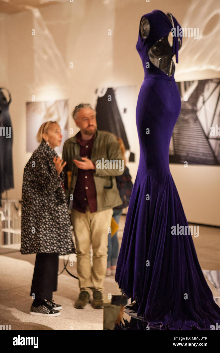 Los vestidos por el diseñador tunecino Azzedine Alaia vaya en exposición en  el Museo del Diseño, Kensington, en una exposición denominada 'Azzedine  Alaia: El Costurero' Fotografía de stock - Alamy