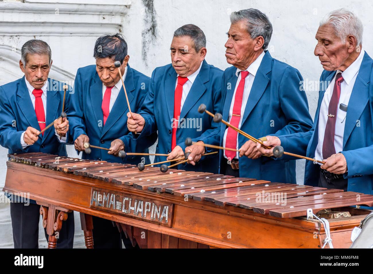 Cuidad Vieja, Guatemala, 7 de diciembre de 2017: marimba local fuera de banda toca celebrar la iglesia Nuestra Señora de la Inmaculada Concepción, día. Foto de stock
