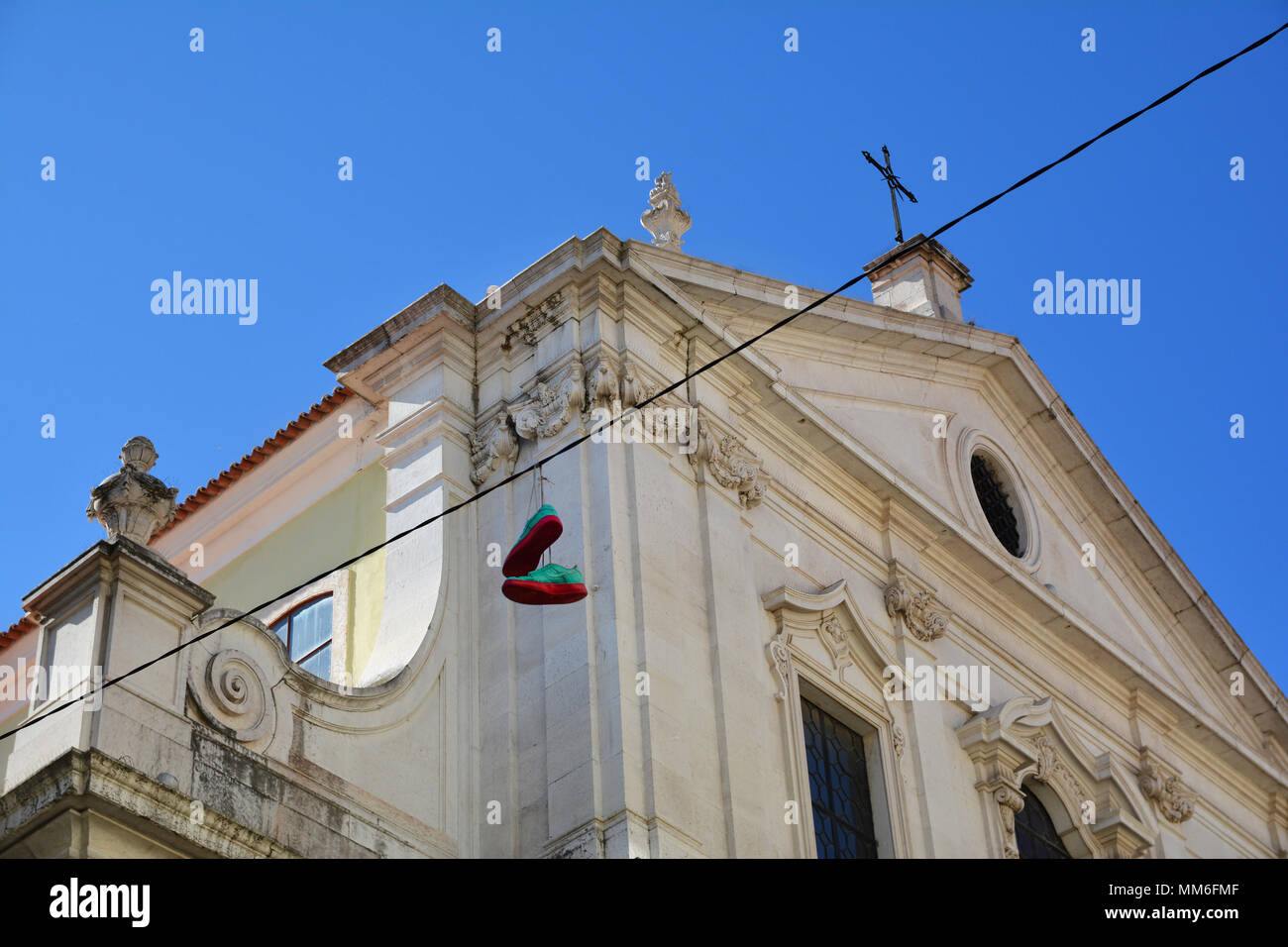 Las herraduras tradicionales cuelga e históricos edificios con fachadas cubiertas con azulejos portugueses pintados, distrito de Chiado, Lisboa, Portugal Foto de stock