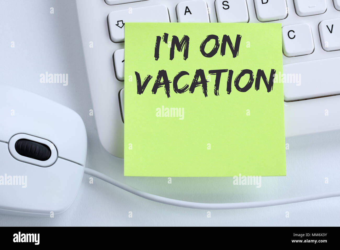 Estoy de vacaciones viajar viajes vacaciones vacaciones relax descanso tiempo libre Concepto de negocio ratón teclado de ordenador Foto de stock