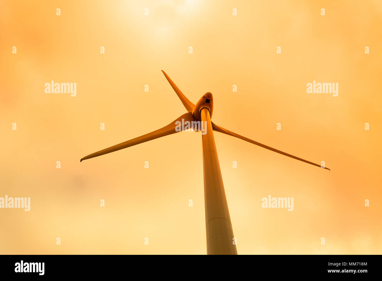 La turbina gira sobre un parque eólico parque eólico, sobre una ladera de West Cork, Irlanda Foto de stock
