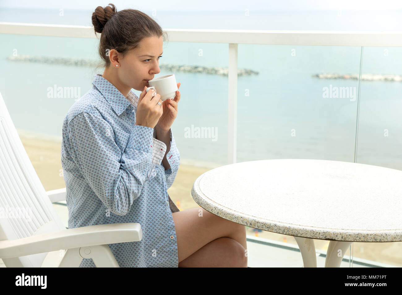 Mujer en camisa hombre bebiendo café en casa terraza Fotografía de stock Alamy