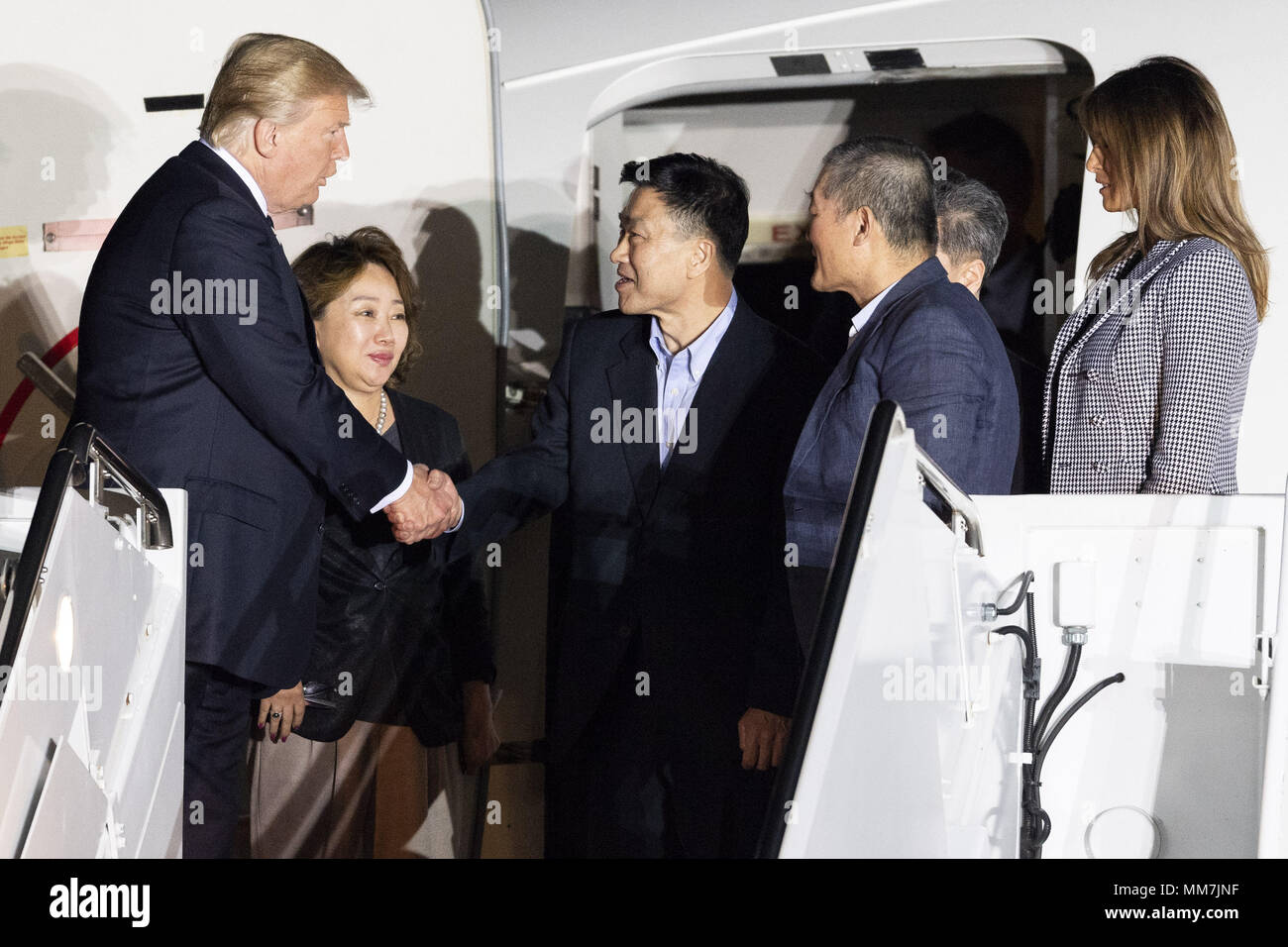 Suitland, MD, Estados Unidos. 10 de mayo de 2018. Presidente DONALD TRUMP y su esposa MELANIA TRUMP dar la bienvenida a los tres detenidos Americana (Kim Dong-CHUL KIM HAK-SONG, Y TONY KIM) mantenidas en cautiverio en Corea del Norte en la base conjunta Andrews en Suitland, Maryland el 10 de mayo de 2018. Crédito: Michael Brochstein/Zuma alambre/Alamy Live News Foto de stock