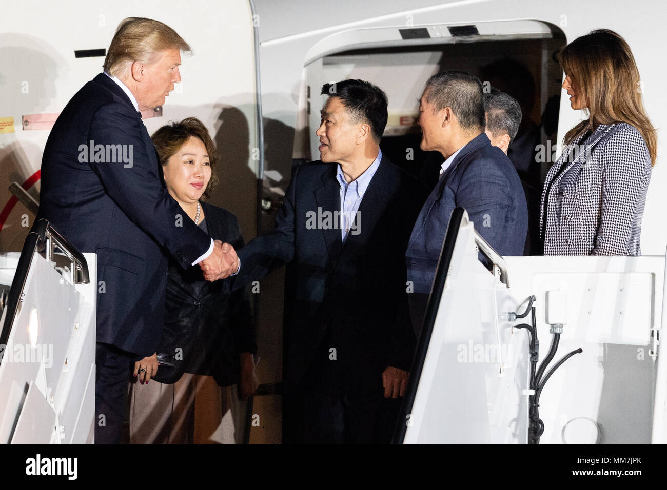 Presidente Donald Trump y su esposa Melania dar la bienvenida a los tres detenidos Americana (Kim Dong-Chul Kim Hak-song, y Tony Kim) mantenidas en cautiverio en Corea del Norte en la base conjunta Andrews en Suitland. Foto de stock