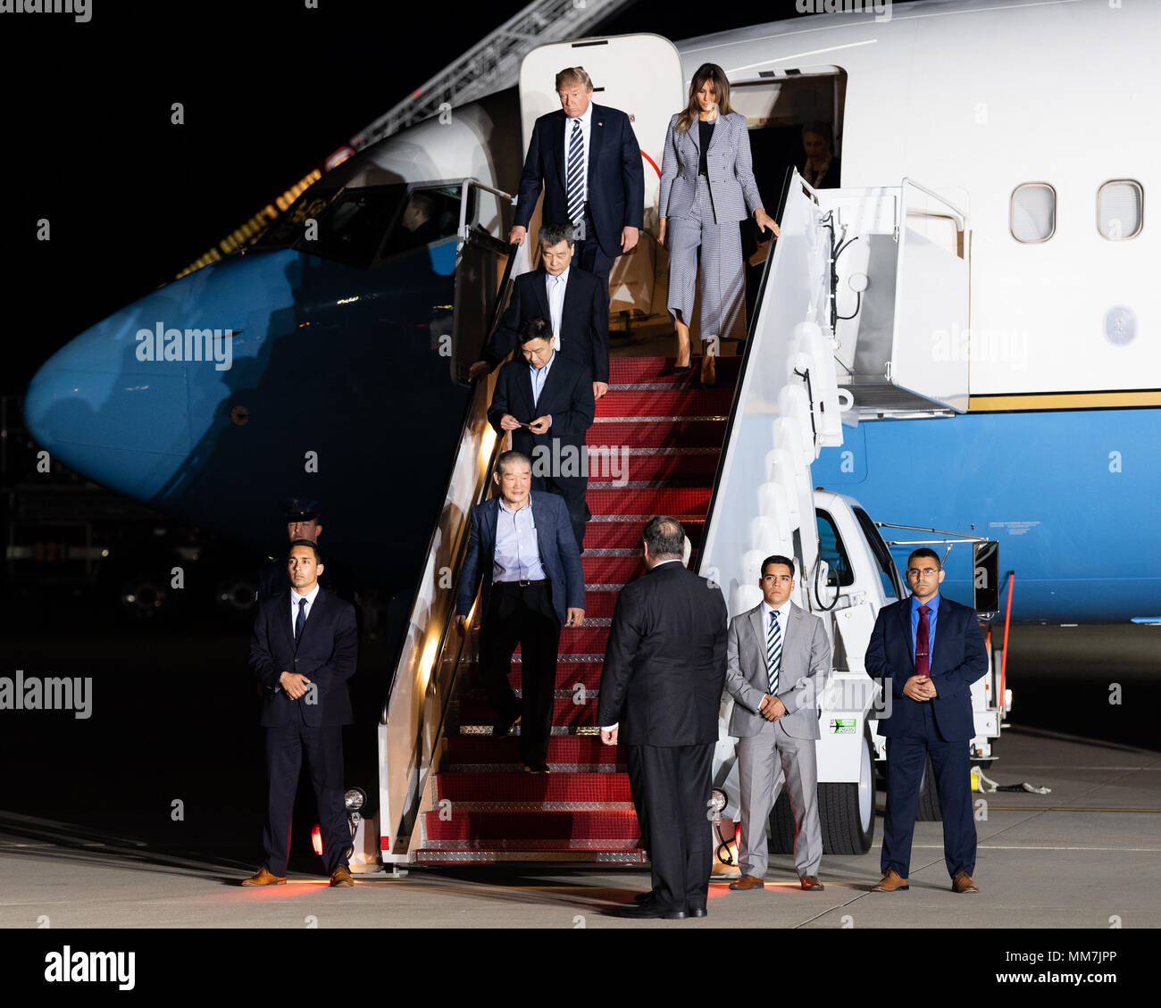 Presidente Donald Trump y su esposa Melania salir del avión con los tres detenidos Americana (Kim Dong-Chul Kim Hak-song, y Tony Kim) mantenidas en cautiverio en Corea del Norte con el Secretario de Estado, Mike Pompeo en la base de la escalera, en base conjunta Andrews en Suitland. Foto de stock