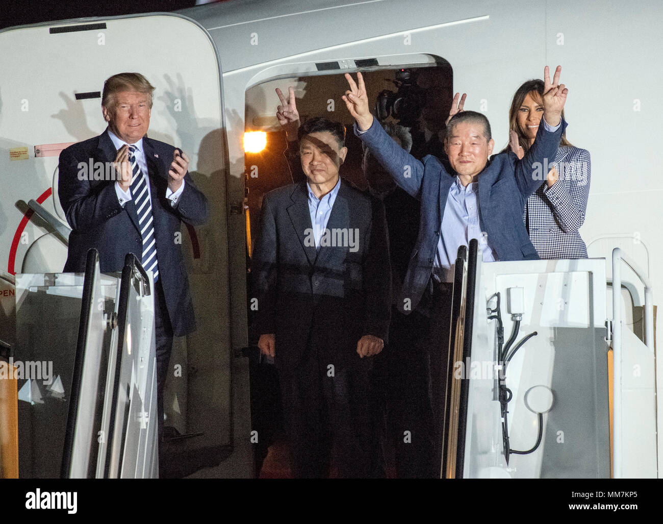 El Presidente de Estados Unidos, Donald J. Trump celebra Kim Dong Chul Kim Hak Canción y Tony Kim de vuelta a los Estados Unidos en la base conjunta Andrews en Maryland el jueves, 10 de mayo de 2018. Los tres hombres fueron encarcelados en Corea del Norte por períodos que oscilan entre uno y dos años. Fueron liberados a la Secretaria de Estado de EEUU Mike Pompeo como un gesto de buena voluntad en los prolegómenos de las conversaciones entre el Presidente Trump y el líder norcoreano Kim Jong-nu. Crédito: Ron Sachs/CNP /MediaPunch Foto de stock