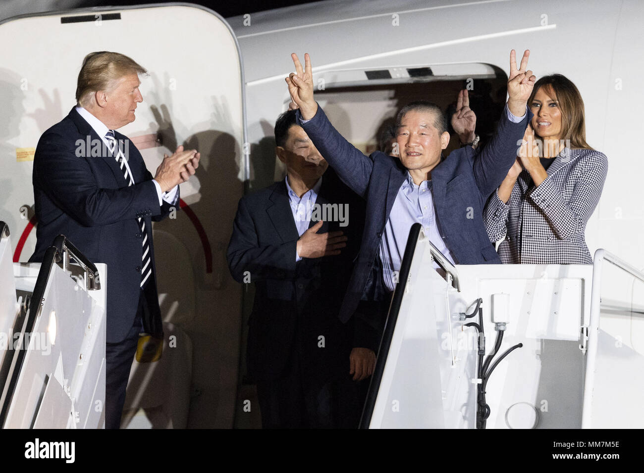 Suitland, MD, Estados Unidos. 10 de mayo de 2018. Presidente DONALD TRUMP y su esposa MELANIA TRUMP dar la bienvenida a los tres detenidos Americana (Kim Dong-CHUL KIM HAK-SONG, Y TONY KIM) mantenidas en cautiverio en Corea del Norte en la base conjunta Andrews en Suitland, Maryland. Crédito: Michael Brochstein/Zuma alambre/Alamy Live News Foto de stock