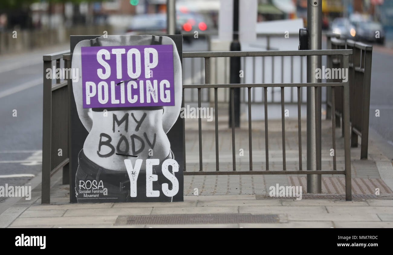Dublín, Irlanda. 10 de mayo de 2018. 10/5/2018. Aborto carteles de Dublín. Vote Sí carteles expuestos en la ciudad de Dublín como fecha para el referéndum sobre la octava enmienda de la Constitución se acerque. El referéndum se celebró para dar a los votantes la oportunidad para derogar la Enmienda, que restringe el acceso de las mujeres al aborto terminación instalaciones en la República de Irlanda. Foto: Eamonn Farrell/RollingNews.ie Crédito: RollingNews.ie/Alamy Live News Foto de stock