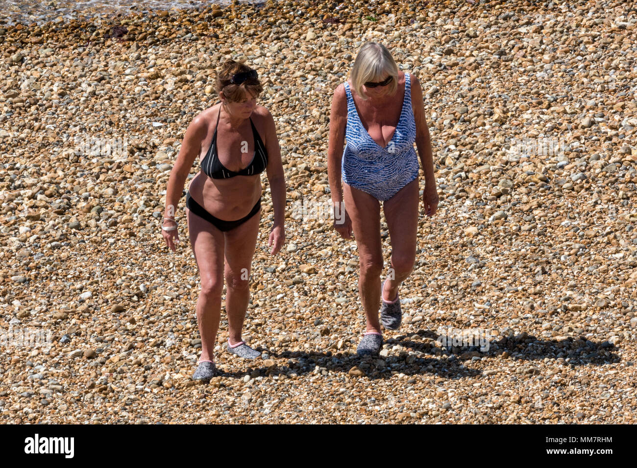 Mujeres en traje de baño en la playa fotografías e imágenes de alta  resolución - Alamy