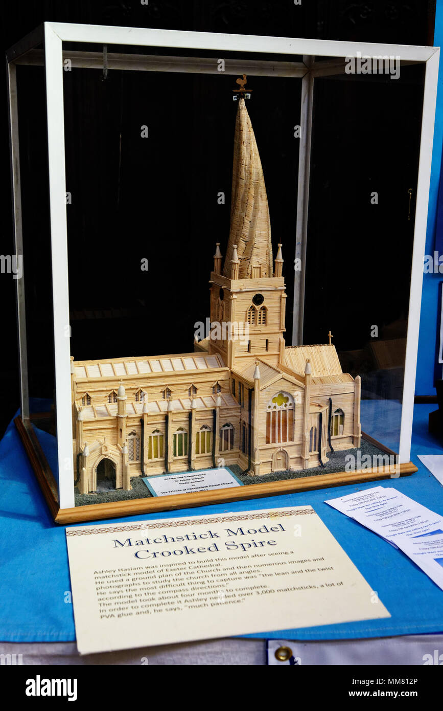 Un modelo de matchstick Chesterfield's famous crooked spire Foto de stock