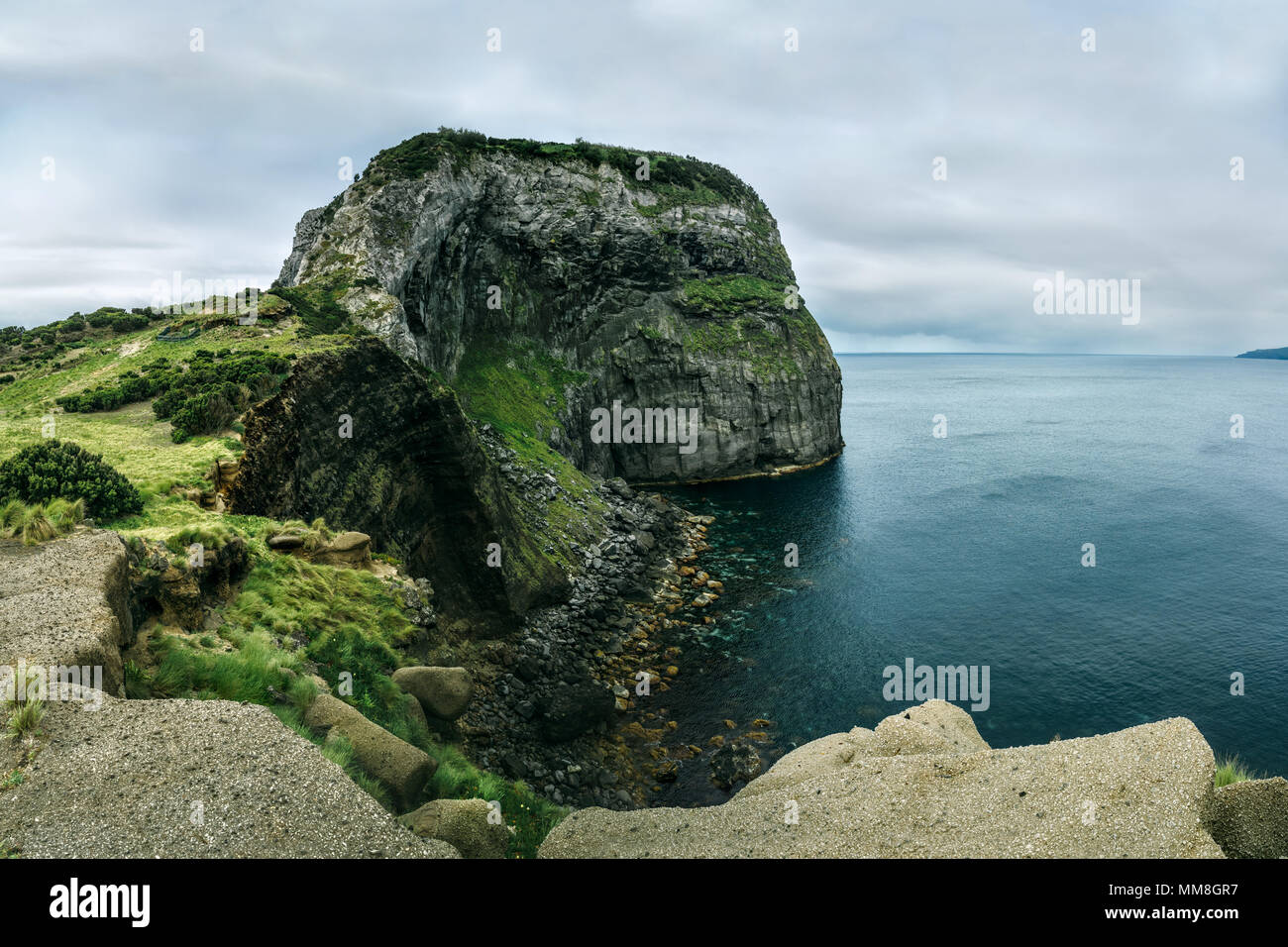 Vista del Morro do Castelo Branco (un hito natural en la isla de Faial, Azores) con el Océano Atlántico al fondo.e Foto de stock