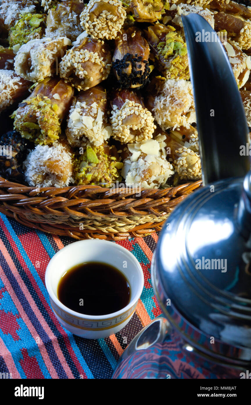 Café Árabe con fechas todavía la vida composición de Ramadán tratar tradicional Foto de stock