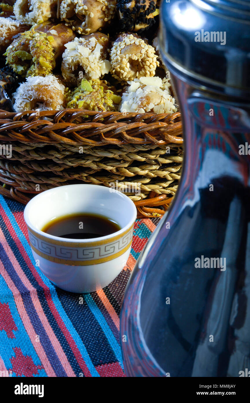 Café Árabe con fechas todavía la vida composición de Ramadán tratar tradicional Foto de stock