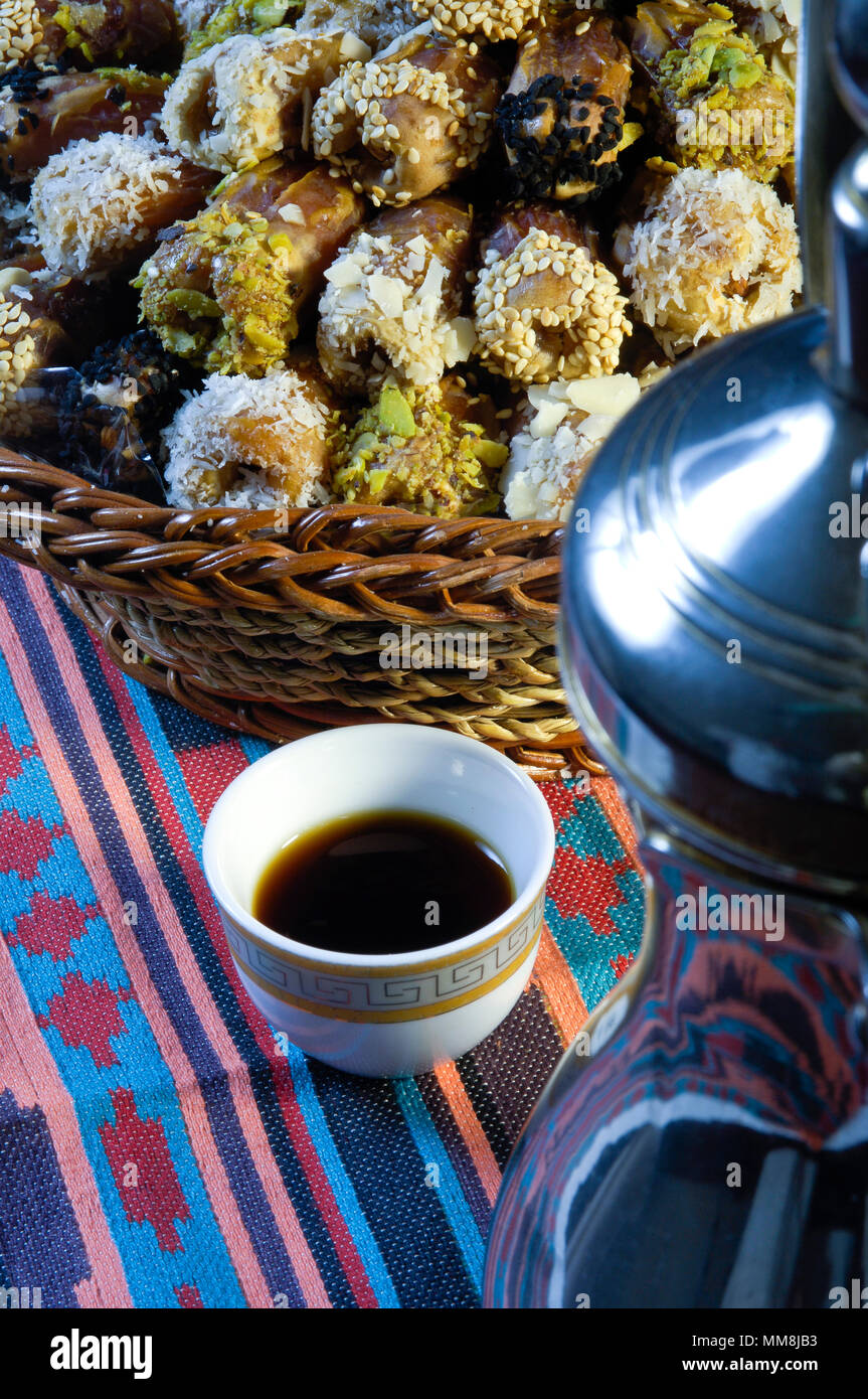 Café Árabe con fechas todavía la vida composición de Ramadán tratar tradicional Foto de stock