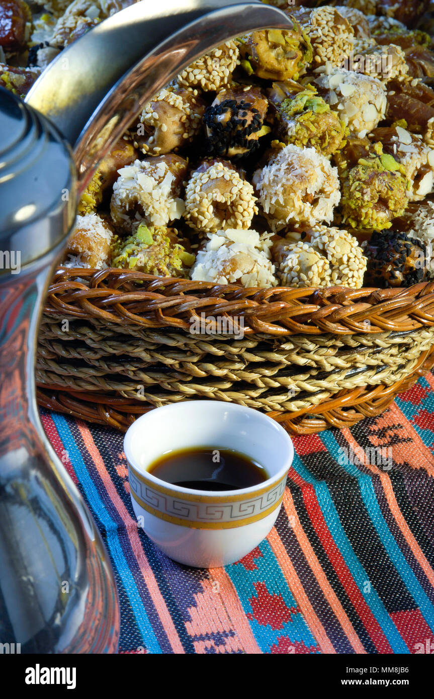 Café Árabe con fechas todavía la vida composición de Ramadán tratar tradicional Foto de stock