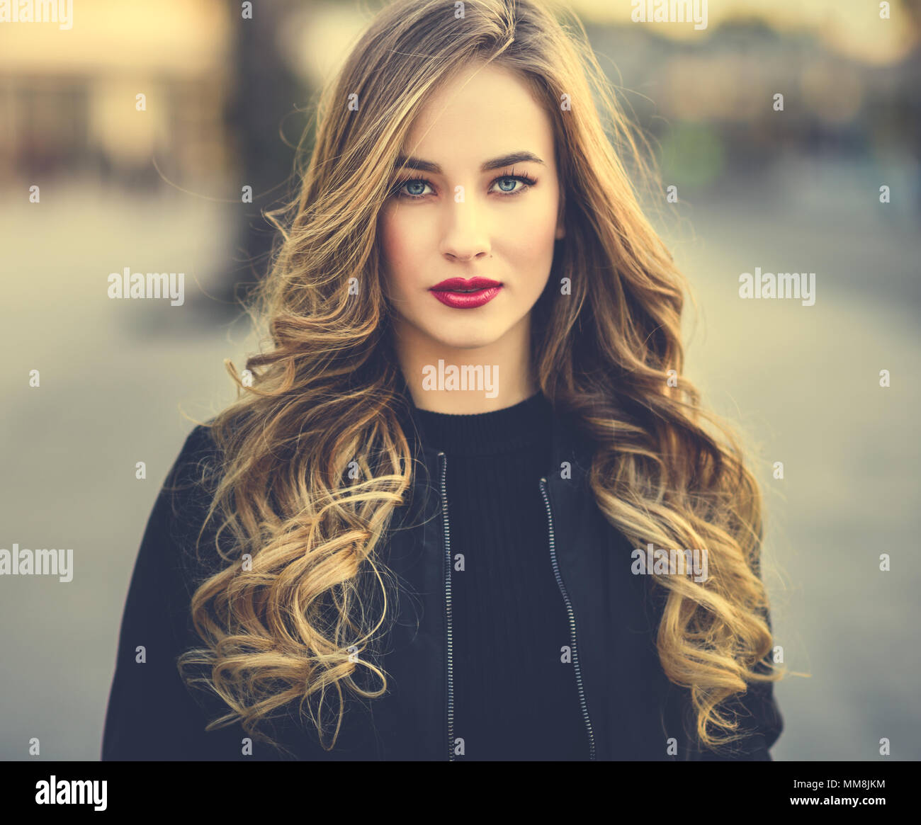 Closeup retrato de joven rubia chica con hermosos ojos azules