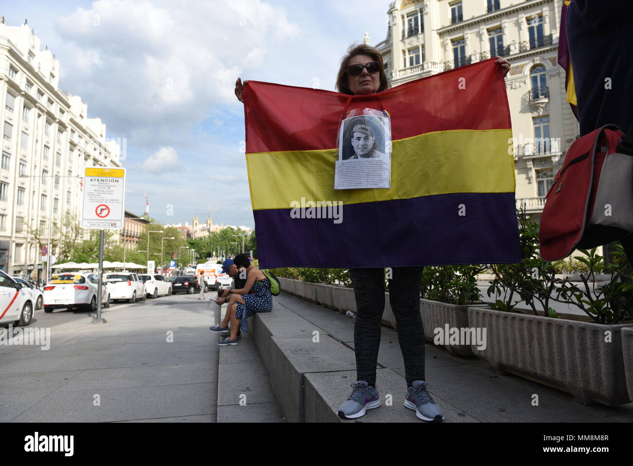Madrid Espana 09de Mayo 2018 Una Mujer Sostiene La Bandera Republicana Espanola Durante El 73Âº Aniversario Del Dia De La Victoria Sobre El Fascismo En Madrid Credito Jorge Sanz Pacific Press Alamy Live News