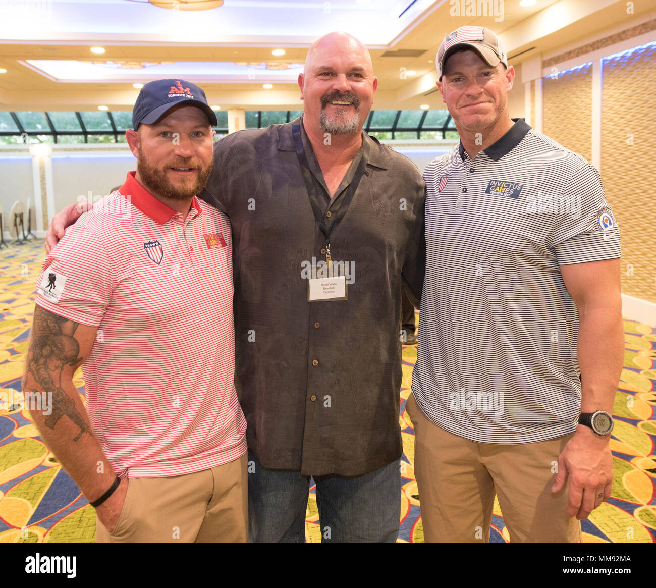 El ex lanzador de los Yankees de Nueva York, David Wells posa para una foto con SOCOM veterano Josh Lindstrom (L) y SOCOM E7 Brant Irlanda, mientras que los miembros de la El ex lanzador de los Yankees de Nueva York, David Wells posa para una foto con SOCOM veterano Josh Lindstrom (L) y SOCOM E7 Brant Irlanda, mientras que los miembros de la