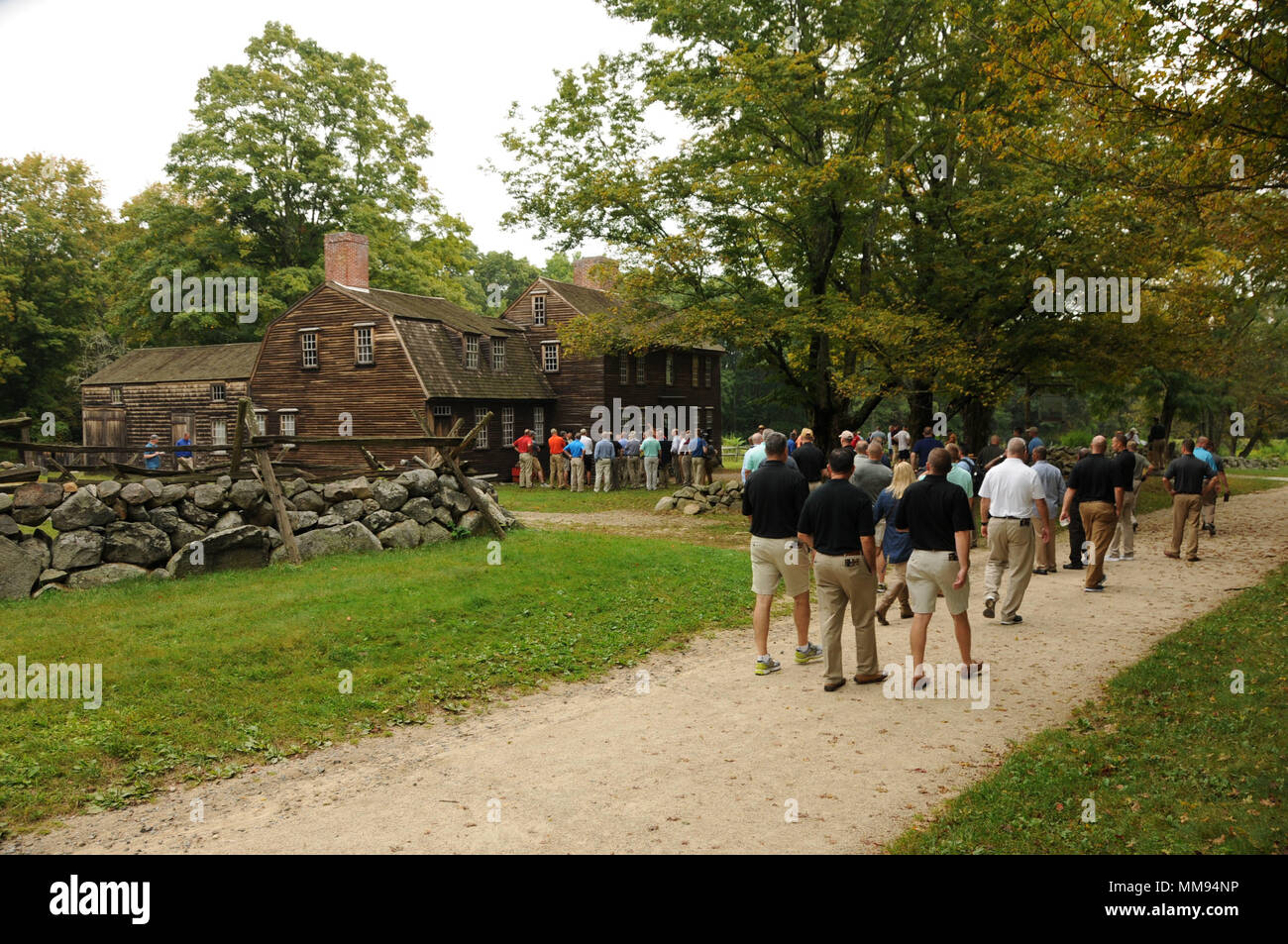 Ee.Uu. Los miembros del servicio con la Guardia Nacional de Mississippi (MSNG) tour el Hartwell Taberna sitio junto "Battle Road', Concord, Massachusetts, el 16 de septiembre de 2017, durante el MSNG líder superior - Lexington, Concord, y Bunker Hill Personal Ride. Los aviadores y soldados aprendieron acerca de nuestra nación los Minutemen originales, el legado de hoy a la Guardia Nacional. (Ee.Uu. Foto de la Guardia Nacional Aérea por el Capitán Sabrina Dalton) Foto de stock