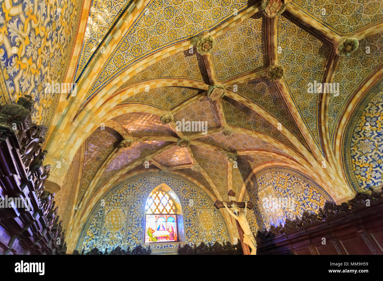 Diseño de techo tradicional de la iglesia en el interior del Palacio de Pena, en Sintra - Portugal Foto de stock