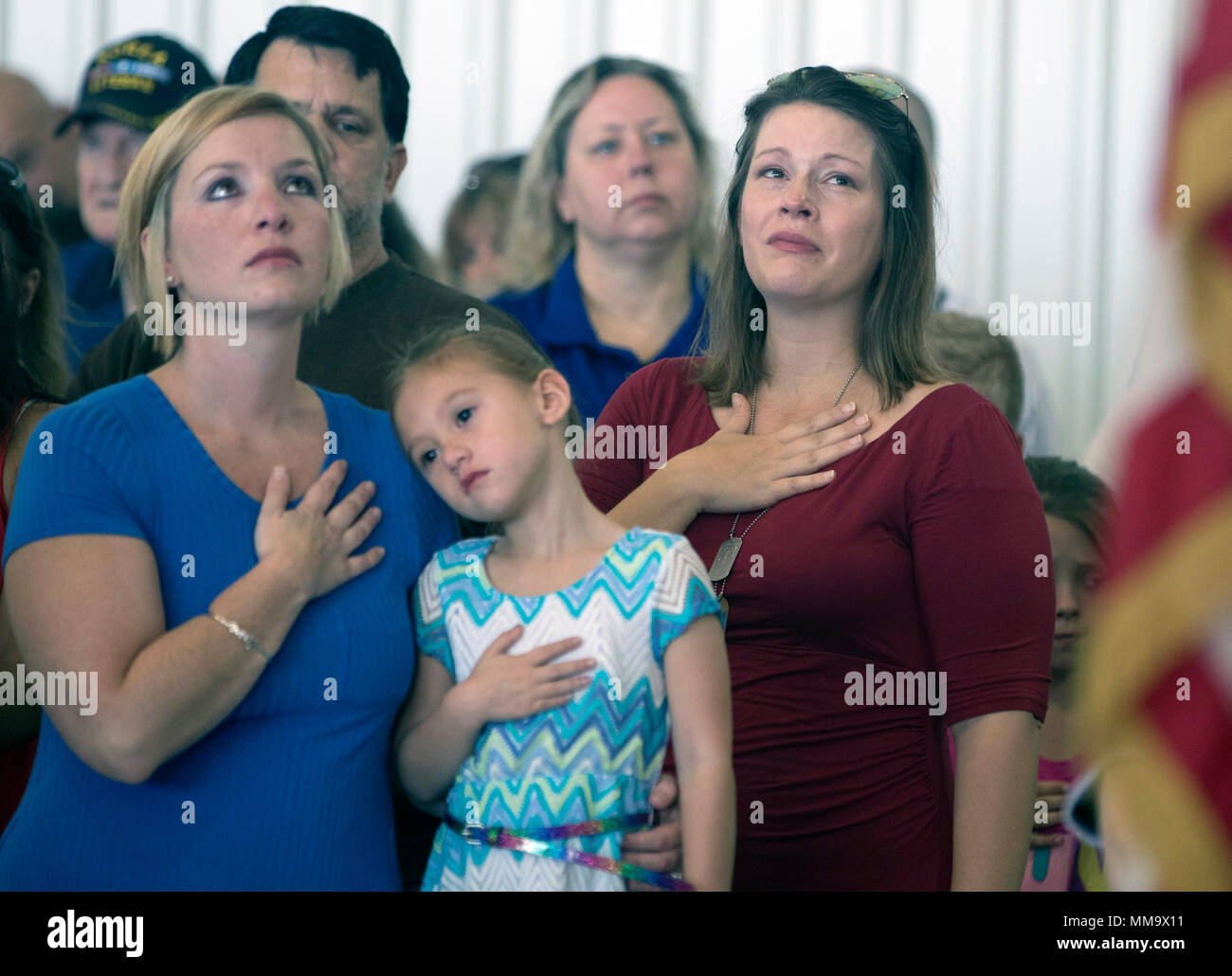 NO ARRODILLADO AQUÍ - Ashley Kennedy de Champaign sostiene su mano sobre su  corazón y mira la bandera americana durante la reproducción del himno  nacional. El esposo de Kennedy, Kraig Kennedy, está