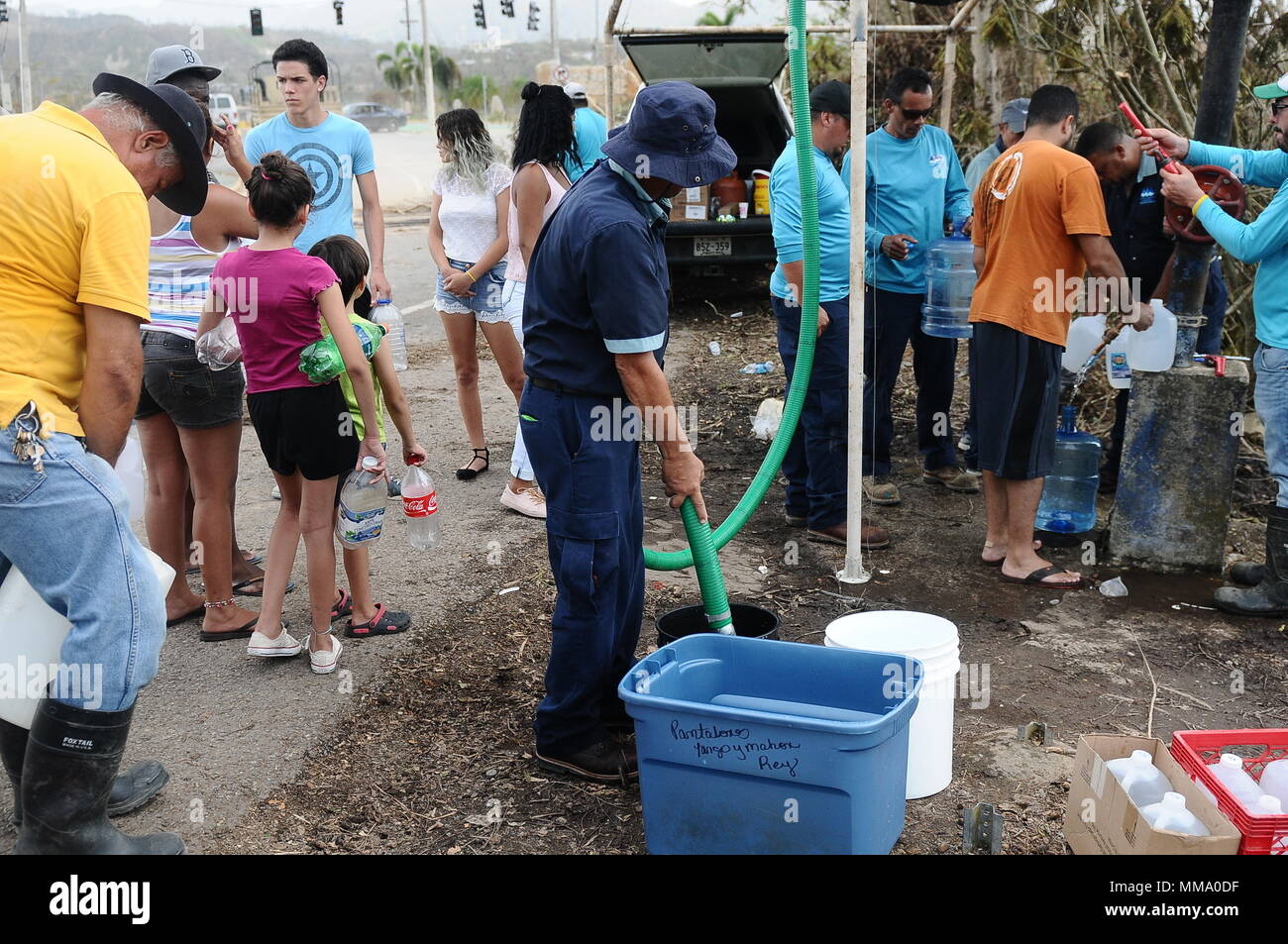 Los guardias de la Guardia Nacional de Puerto Rico, junto con los empleados  de la Autoridad de Acueductos y Alcantarillados de Puerto Rico, la  distribución de agua para las comunidades de Utuado,