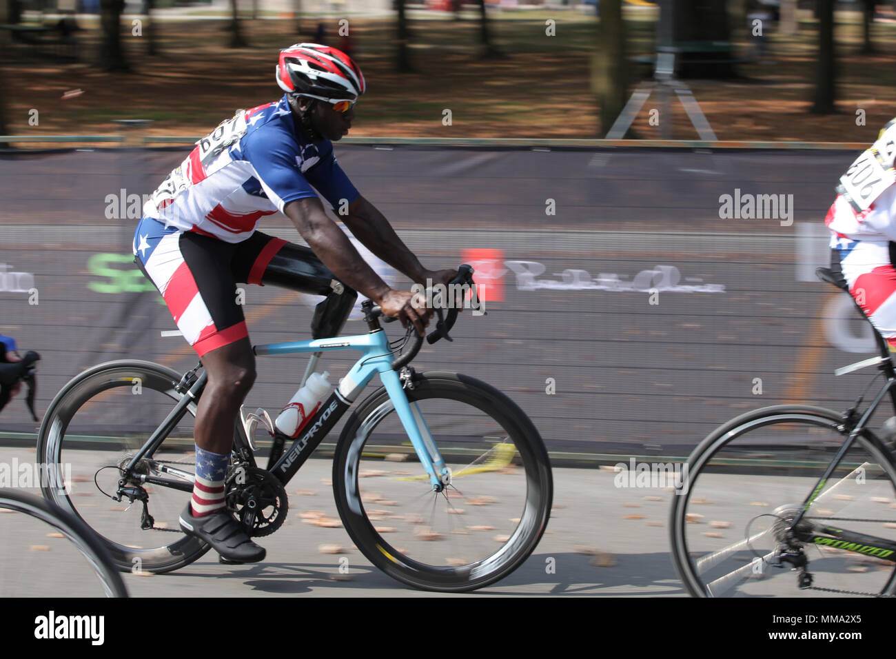 Ejército de EE.UU. Cpt. (Vet). William Reynolds compite en ciclismo en High  Park, Toronto, Canadá, el 27 de septiembre de 2017. El Invictus Games,  Septiembre 23-30, es un programa internacional de estilo