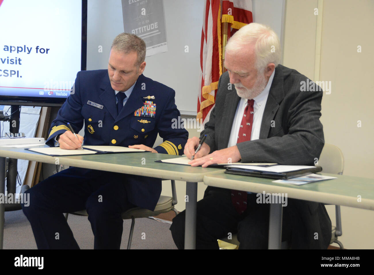 Guardacostas Contralmirante Michael Mcallister Comandante Del Distrito 17 University Of Alaska Southeast Canciller Memorrandum Rick Caulfield Firmar Un Acuerdo Entre El Servicio De Guardacostas Y De La Uas Durante Una Ceremonia En