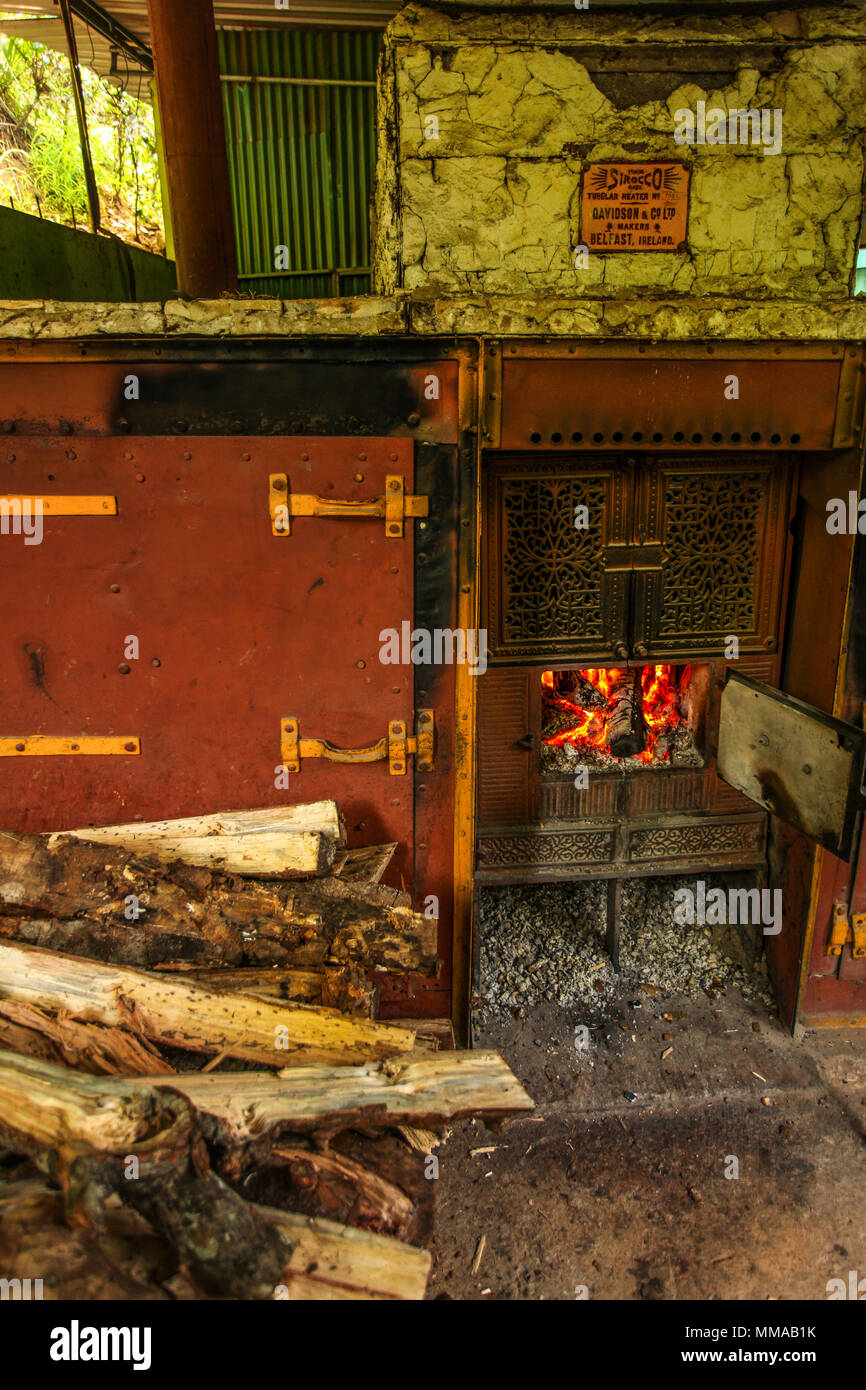 Kandy, Sri Lanka - Abril 12th, 2017: Fuego en el viejo horno calentador  Sirocco. Esta cosecha de horno (fabricado por Davidson \u0026 Co, Belfast,  Irlanda) es s Fotografía de stock - Alamy