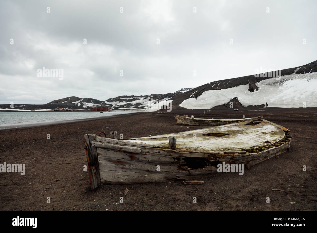 Un barco de agua decadente, utilizado para almacenar agua potable, yace abandonada en la playa, en la Isla Decepción Foto de stock