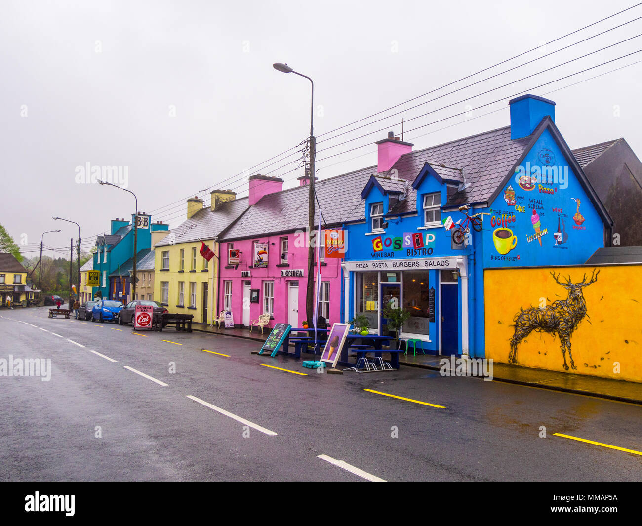 Las coloridas casas de Sneem en Irlanda - KERRY / IRLANDA - 5 de mayo de 2018 Foto de stock