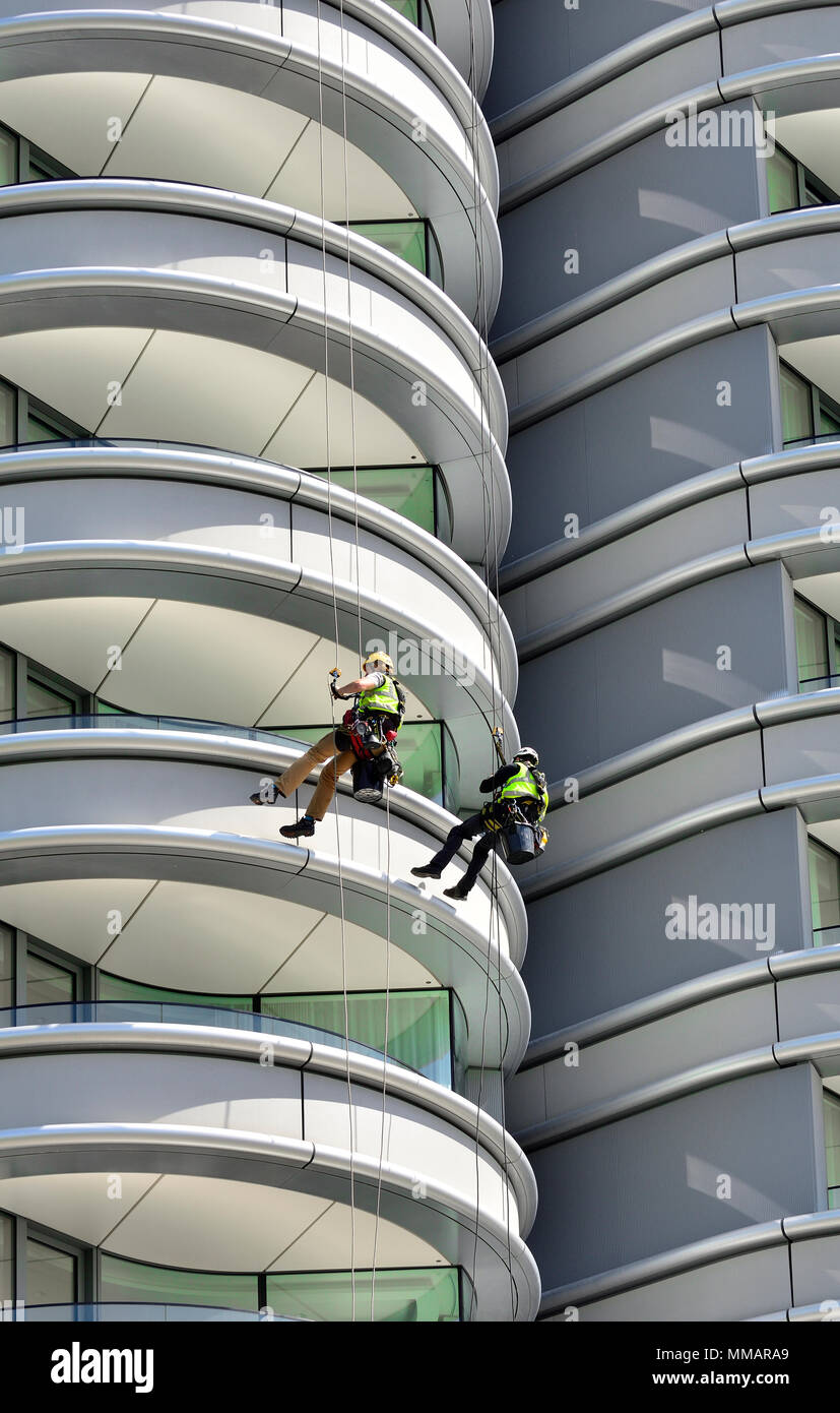 Londres, Inglaterra, Reino Unido. Los trabajadores de mantenimiento rappel abajo el edificio 'Corniche' apartamentos en Albert Embankment, Vauxhall Foto de stock