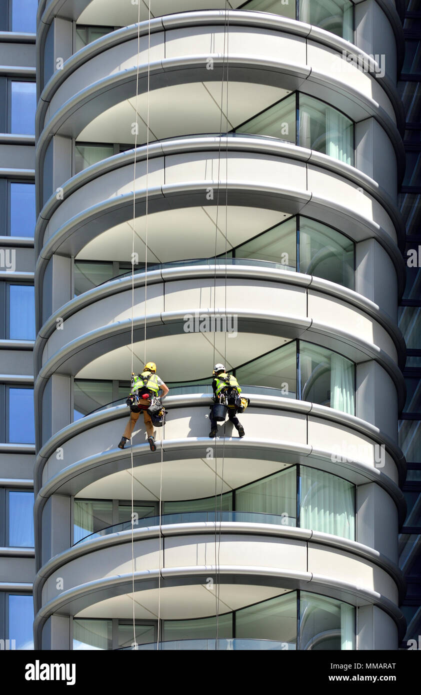 Londres, Inglaterra, Reino Unido. Mantenimiento workeers rappel abajo el edificio'Corniche' apartamentos en Albert Embankment, Vauxhall Foto de stock