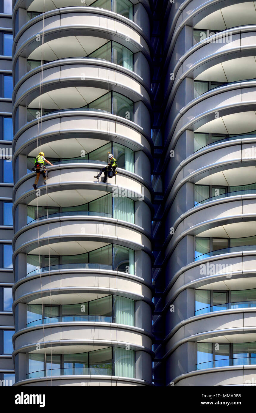 Londres, Inglaterra, Reino Unido. Los trabajadores de mantenimiento rappel abajo el edificio 'Corniche' apartamentos en Albert Embankment, Vauxhall Foto de stock