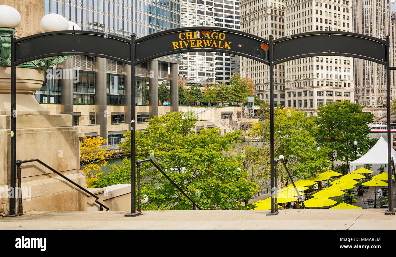 Letrero metálico que indica la entrada al Chicago River walk Foto de stock