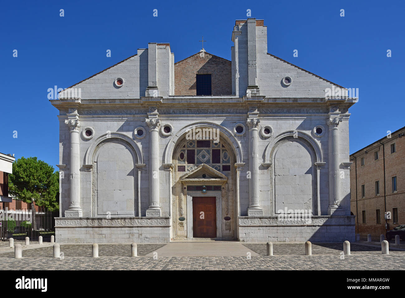 Elevación del Renacimiento temprano, Tempio Malatestiano, vista frontal sobre el eje, por Leon Batista Alberti, Rimini, Italia Foto de stock