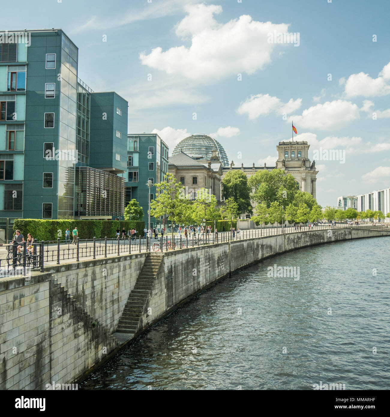 Río Spree en Berlín con el Reichstag en el fondo. Foto de stock