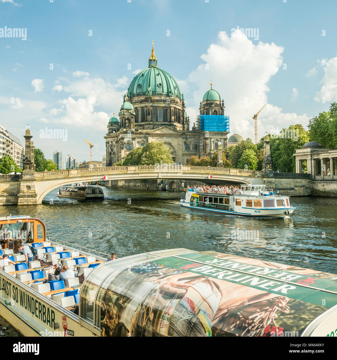 La Catedral de Berlín junto al río Spree, Berlín, Alemania. Foto de stock